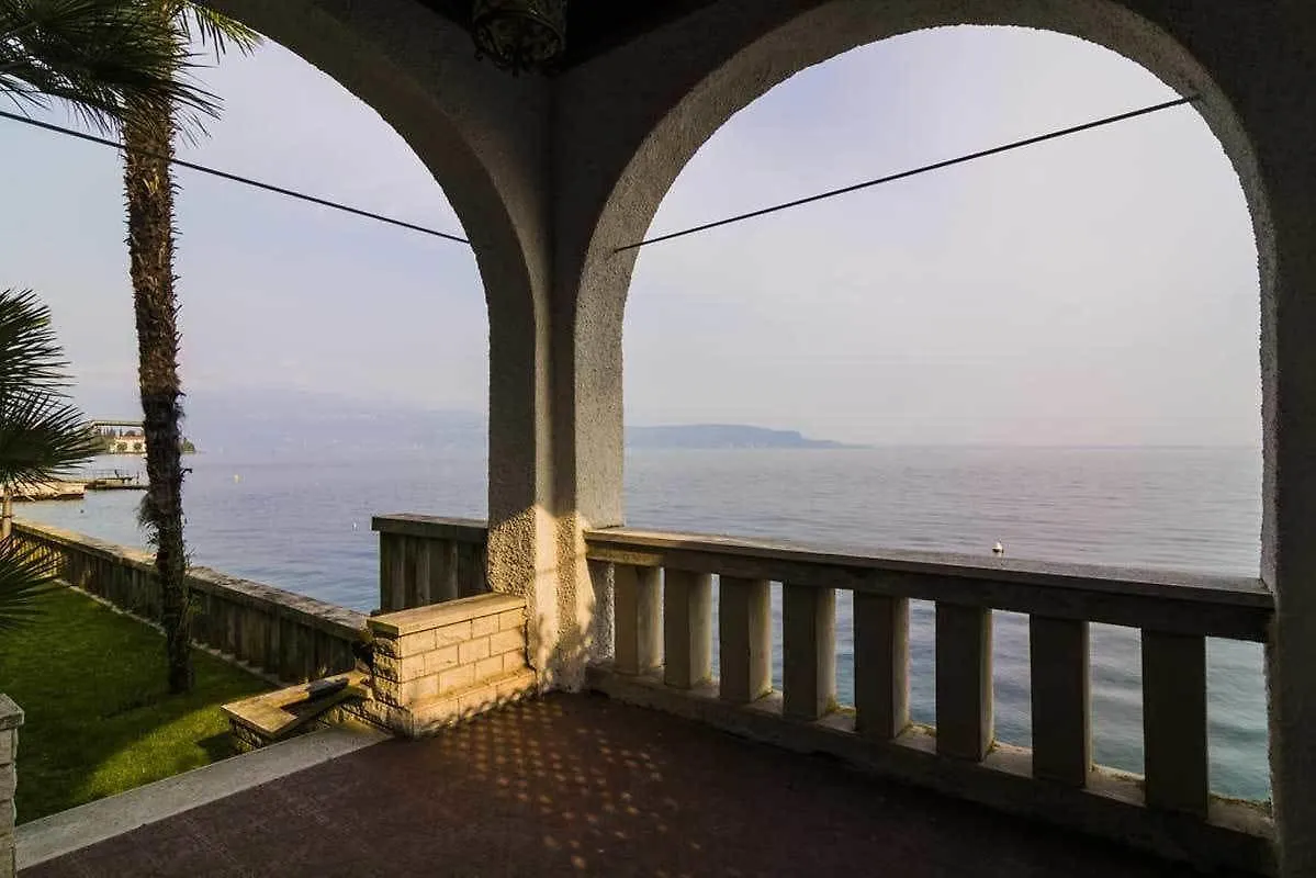 Villa Vittoria Gardone Riviera 3*,