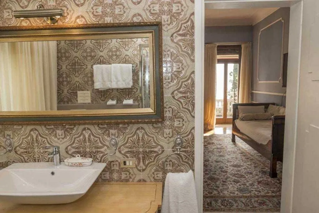 Villa Vittoria Gardone Riviera Bed & Breakfast