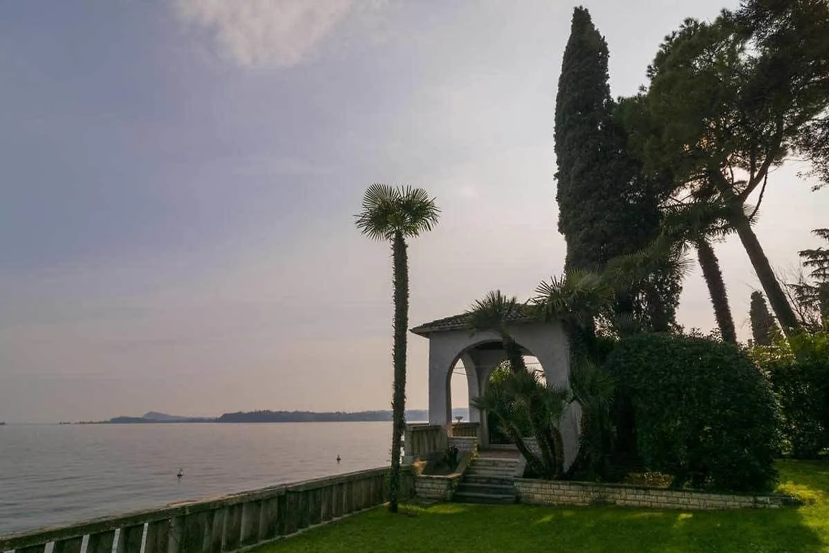 Villa Vittoria Gardone Riviera 3*,  Italy