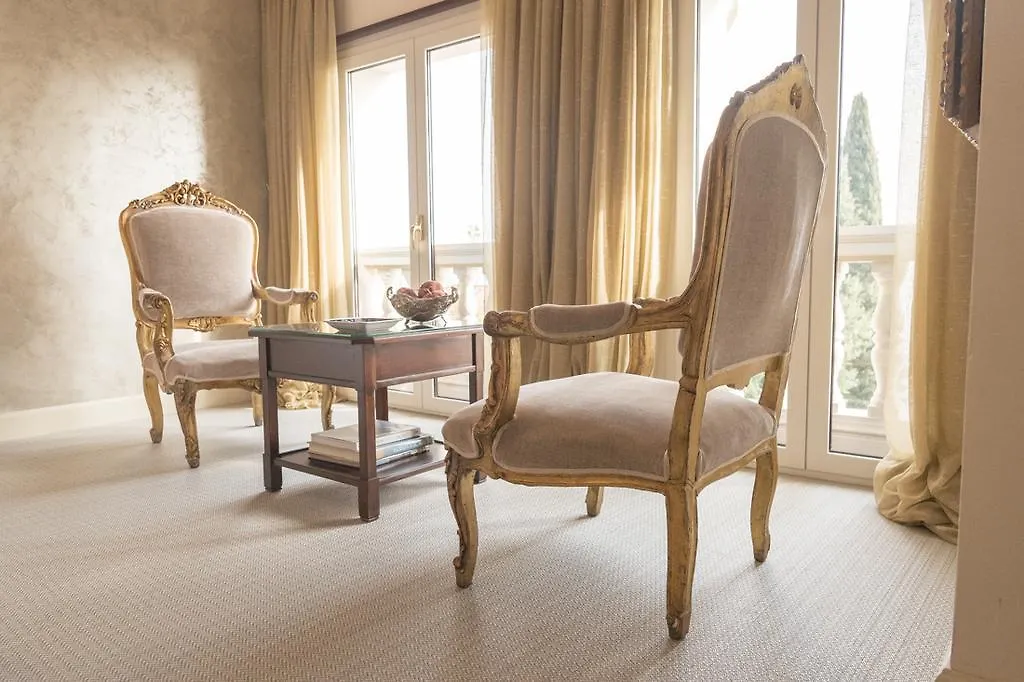 Villa Vittoria Gardone Riviera Bed & Breakfast