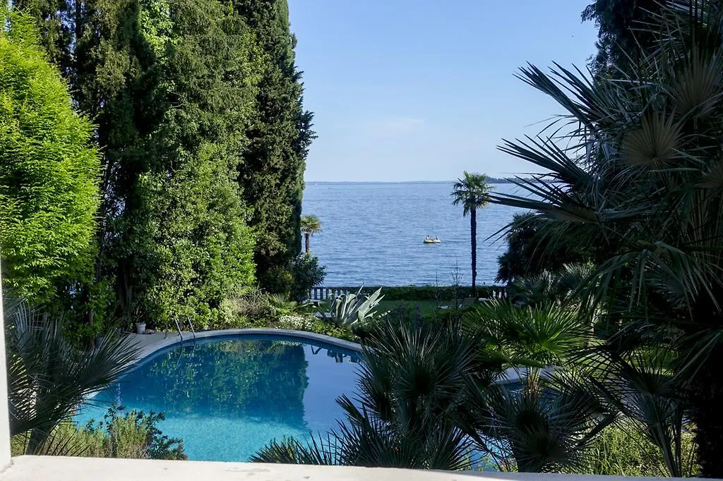 Villa Vittoria Gardone Riviera 3*,